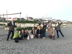 海岸でリフレッシュ 大量の三浦大根の前で